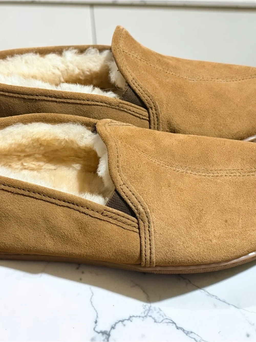 NEW  Minnetonka Twin Gore Sheepskin Tan Slippers - US 12